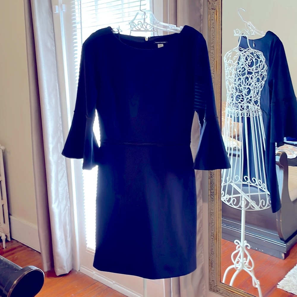 Flare-sleeve knee length dress